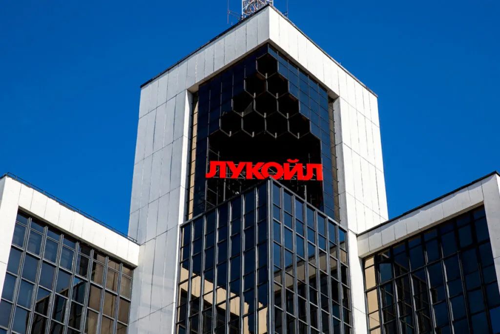 стоит ли покупать акции лукойла